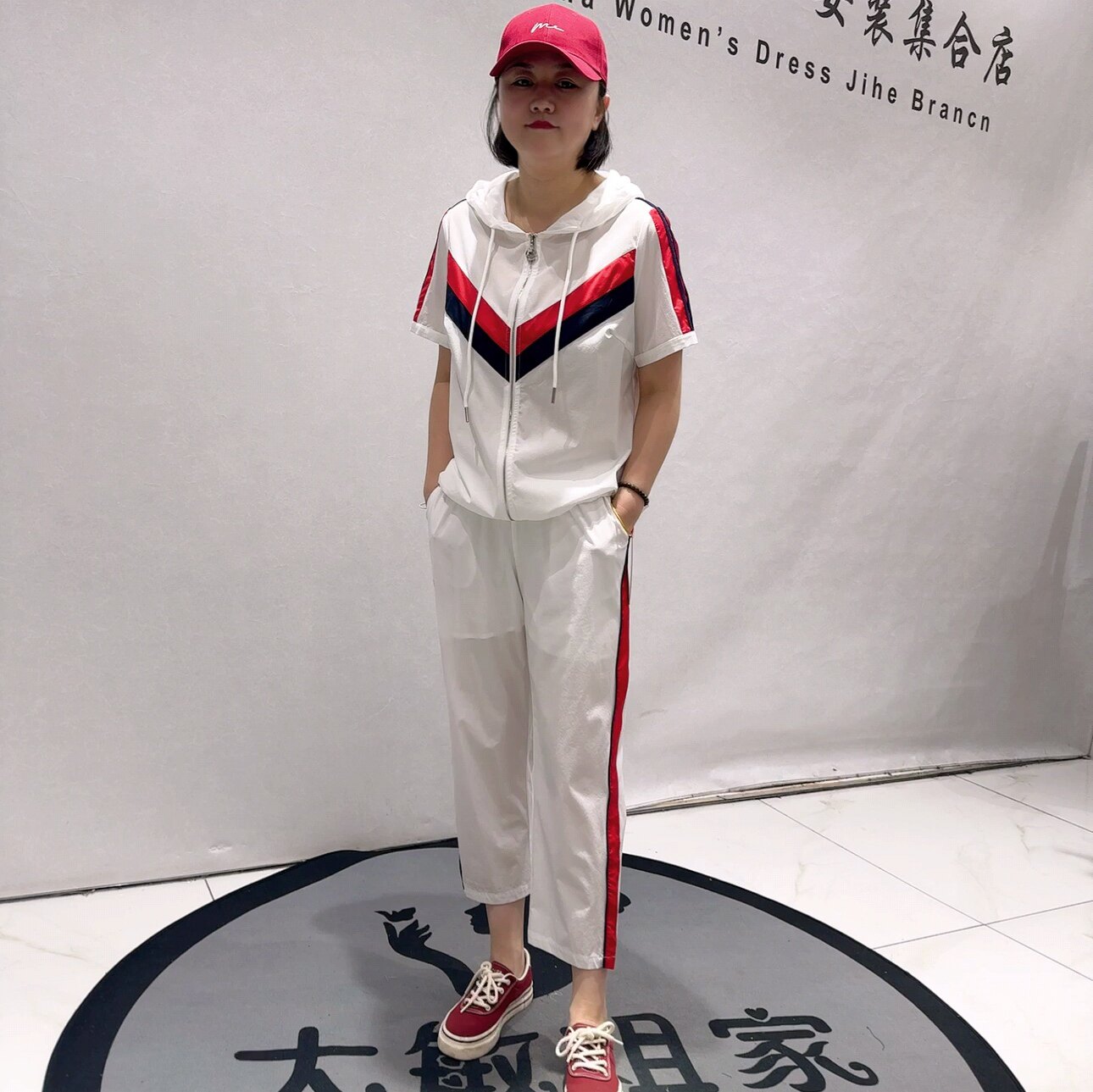 5738芮娜依莲夏款新品拉链连帽上衣搭配运动风休闲裤两件套加大码