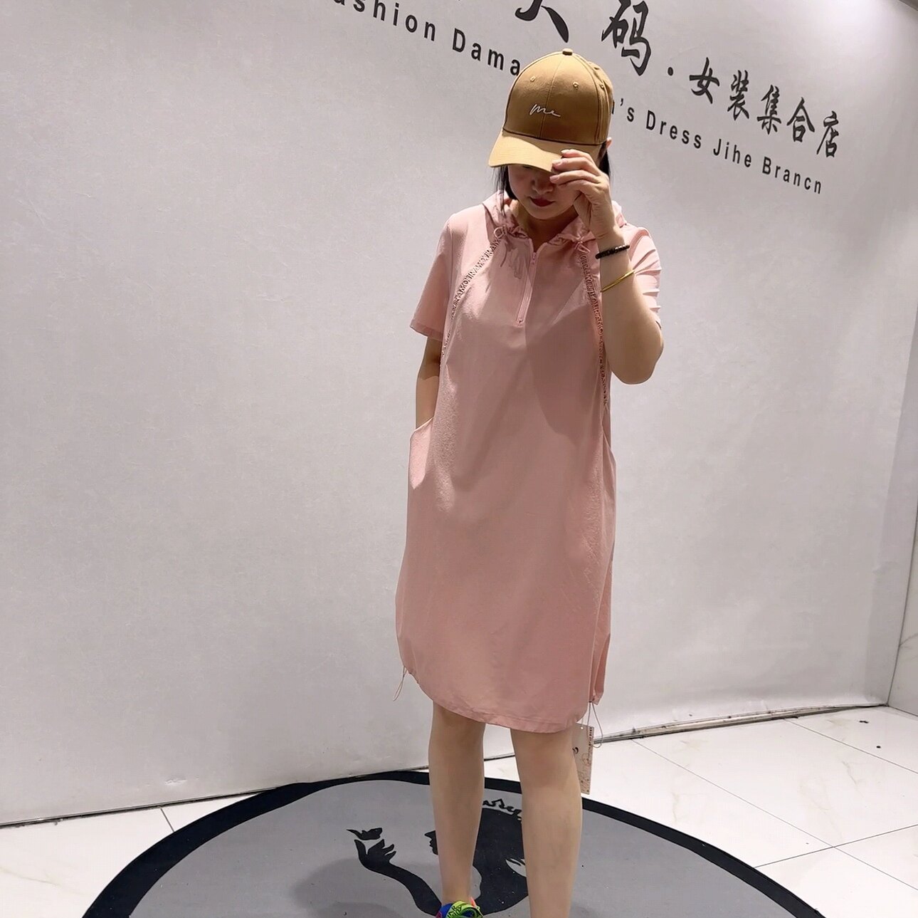 3653女权贵族夏款新品速干面料半拉链连帽减龄连衣裙加大码女装
