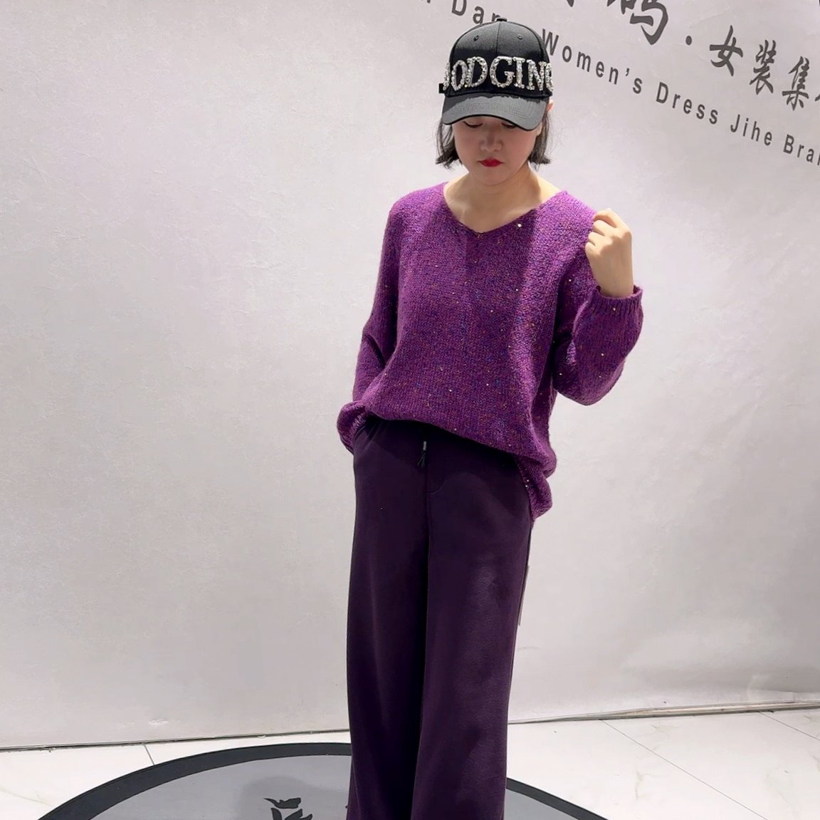 1578女权贵族年货春款新品V领女人味自带亮片时尚洋气衫加大码