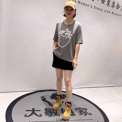 1562女权贵族春款新品草莓图案百搭减龄短袖上衣T恤衫加大码女装