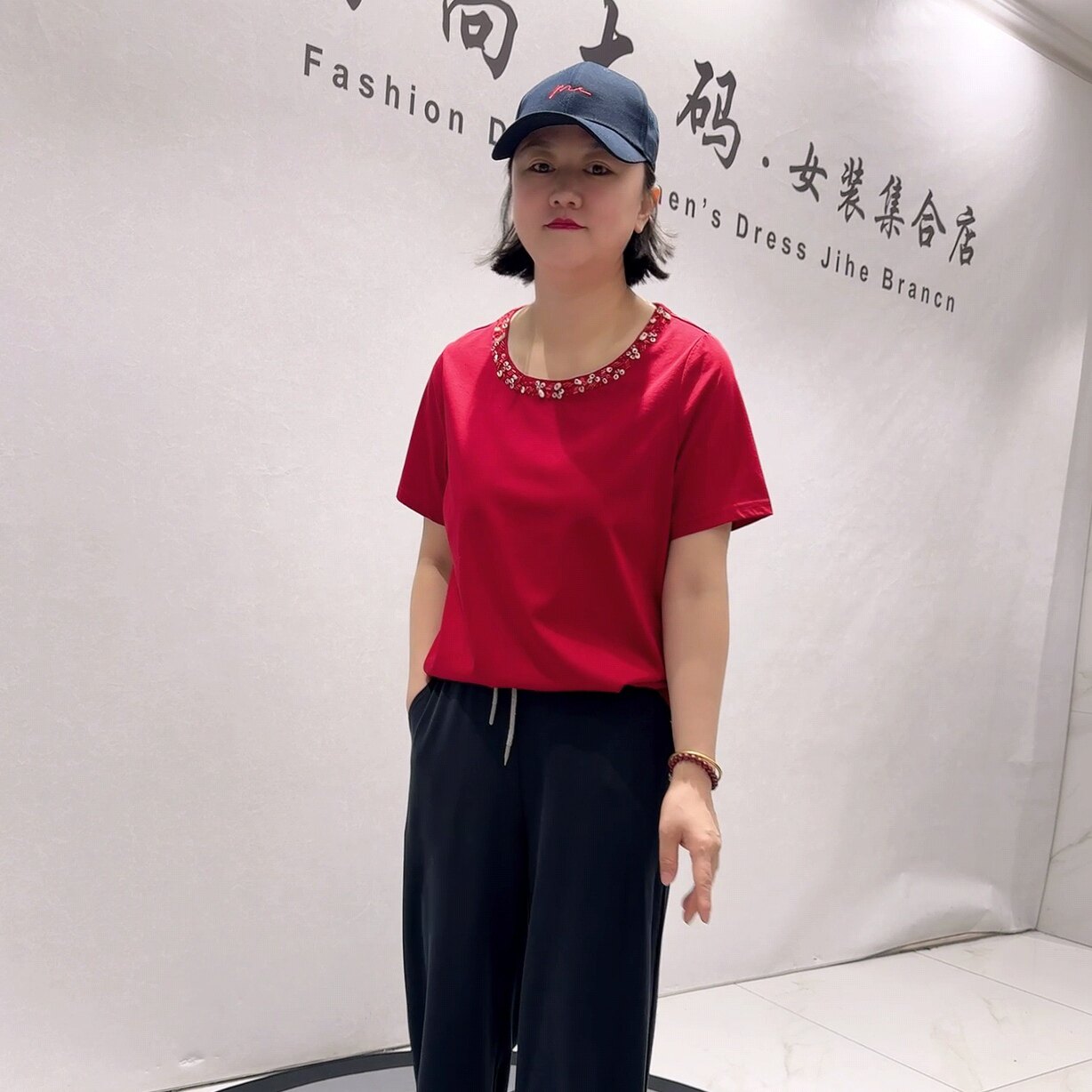 1708芮娜依莲初夏新品串珠领口简洁大方气质短袖上衣加大码女装