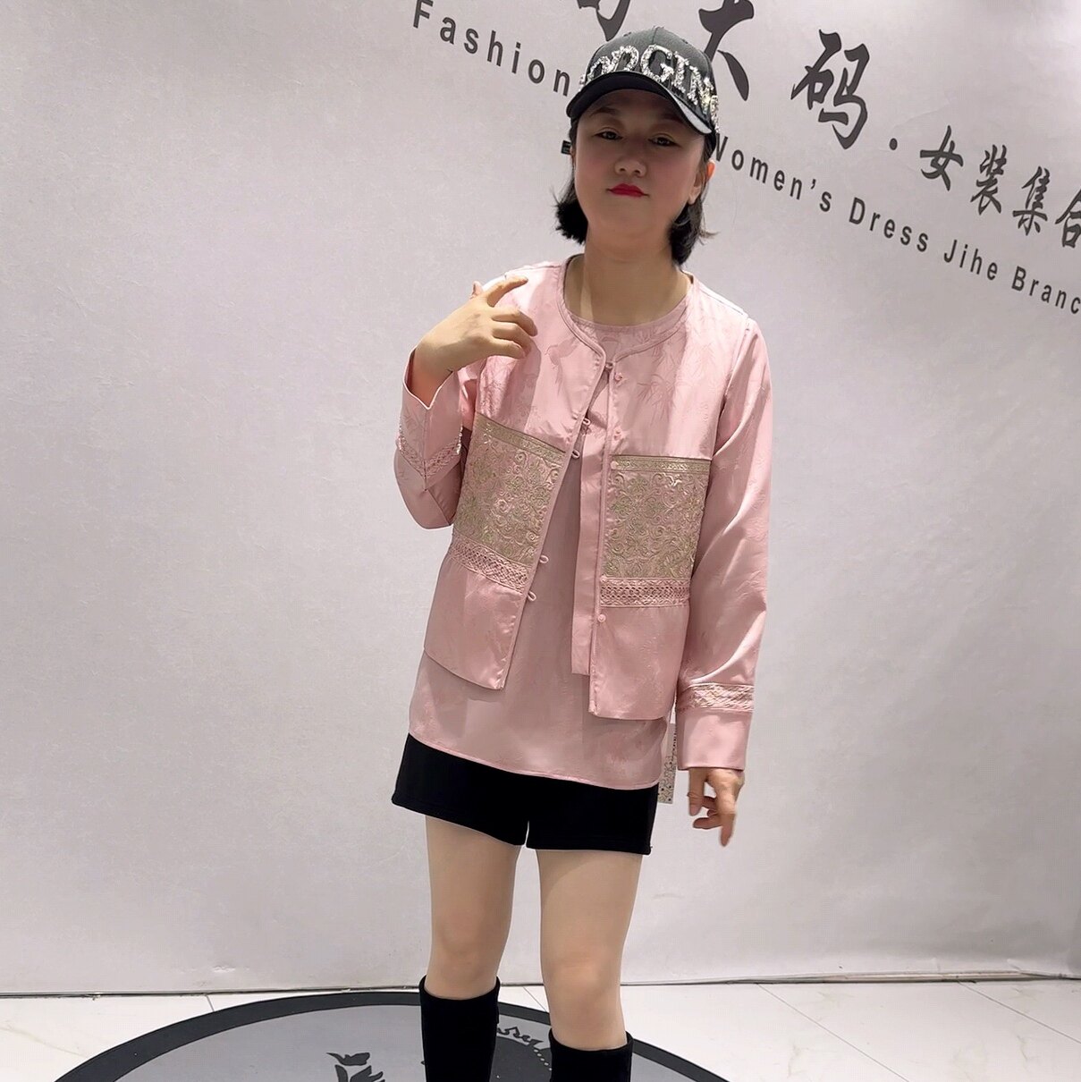 1611女权贵族年货春款新品高级感刺绣气质减龄国风马甲加大码女装