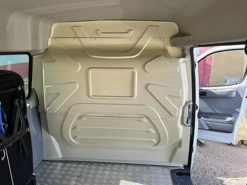 上汽大通V80驾驶室空调隔断 汽车隔断板面包前后排防尘空调隔断板