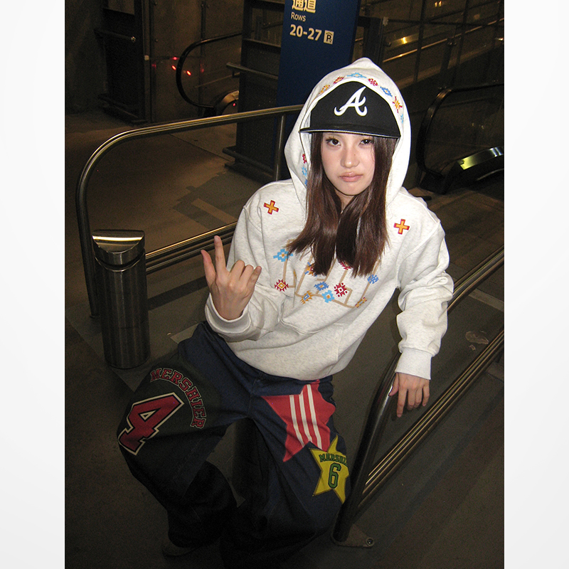 小尼力民族风刺绣连帽卫衣