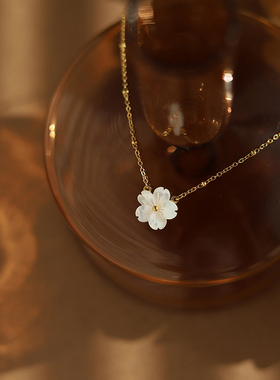 唯美白贝壳樱花钛钢项链