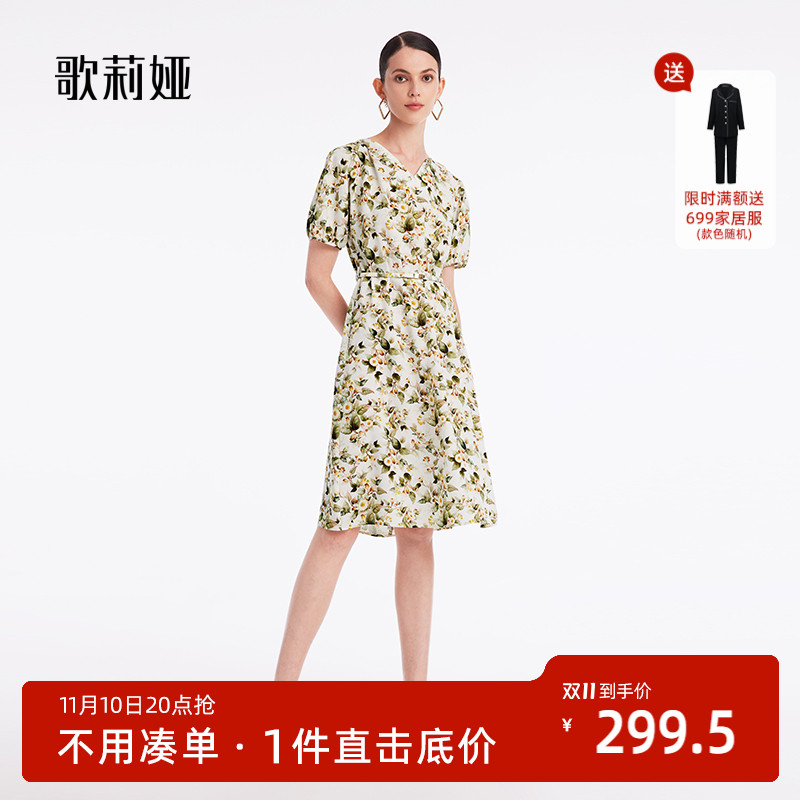 歌莉娅印花泡泡袖连衣裙女春夏季v领显瘦裙子配送腰带1B7R4K500