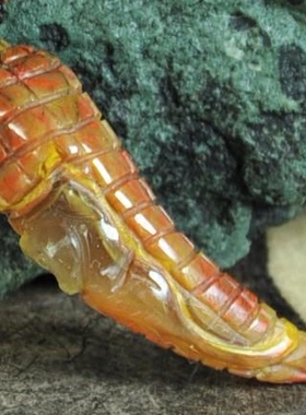 俏色巧雕天然北票战国红玛瑙吊坠