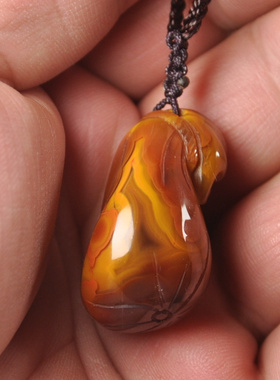 鸡油黄战国红缟玛瑙福袋吊坠