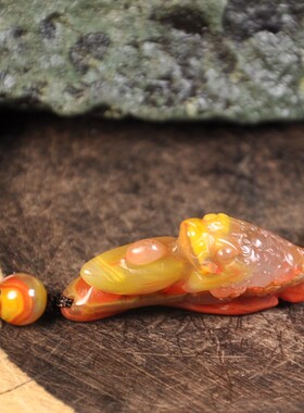 俏色巧雕件北票战国红缟玛瑙足金