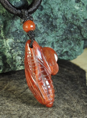 精品雕件北票战国红缟玛瑙女吊坠