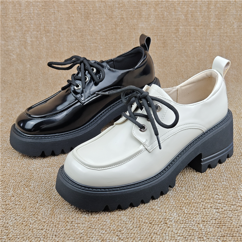 月芽儿品牌撤柜漆皮女鞋