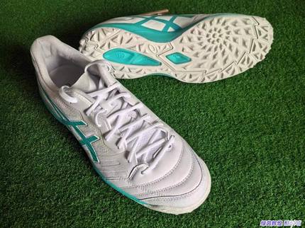 1111A218正品亚瑟士ASICS袋鼠皮碎钉TF加宽人工草低帮减震足球鞋