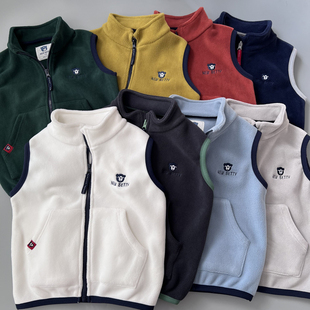 男童摇粒绒马甲秋冬新款2026儿童小熊刺绣内搭中大童立领保暖背心