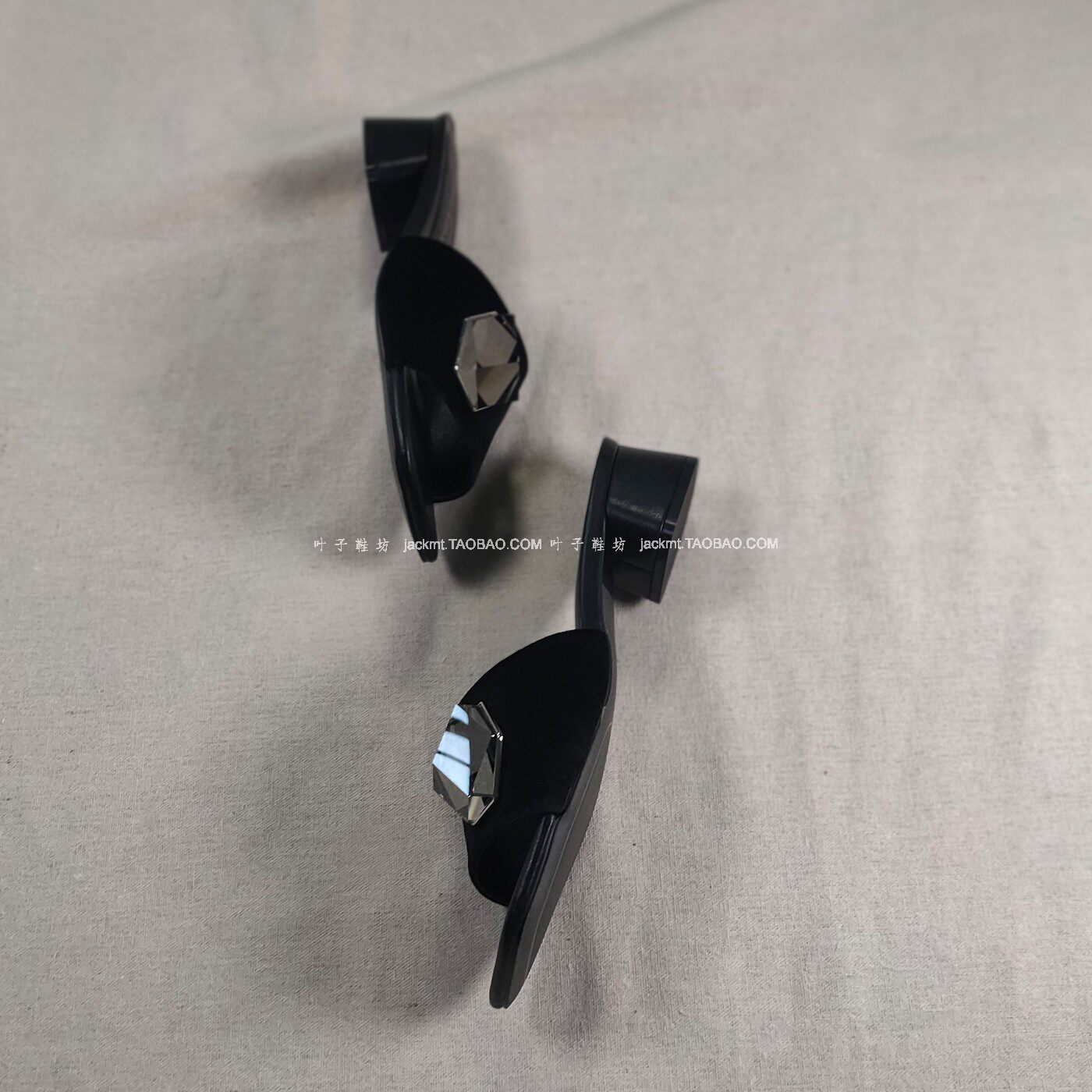 仅9对~纯原！太时髦洋气~显瘦显白~罗马凉鞋女羊皮粗跟一字带拖鞋