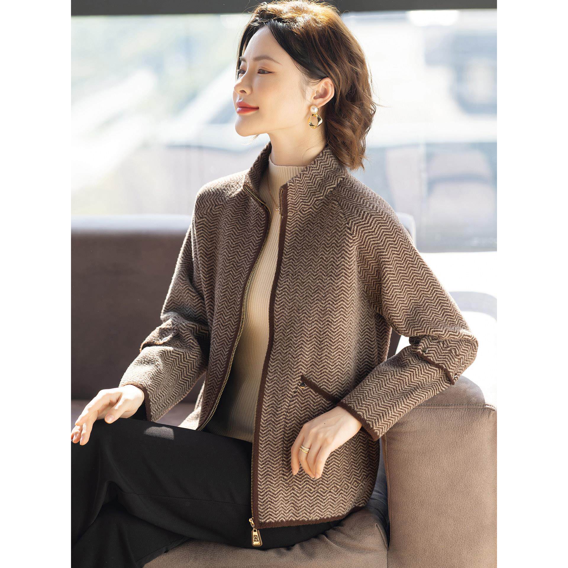 妈妈秋装外套2025新款洋气时尚休闲夹克中老年人妇女春秋季上衣服