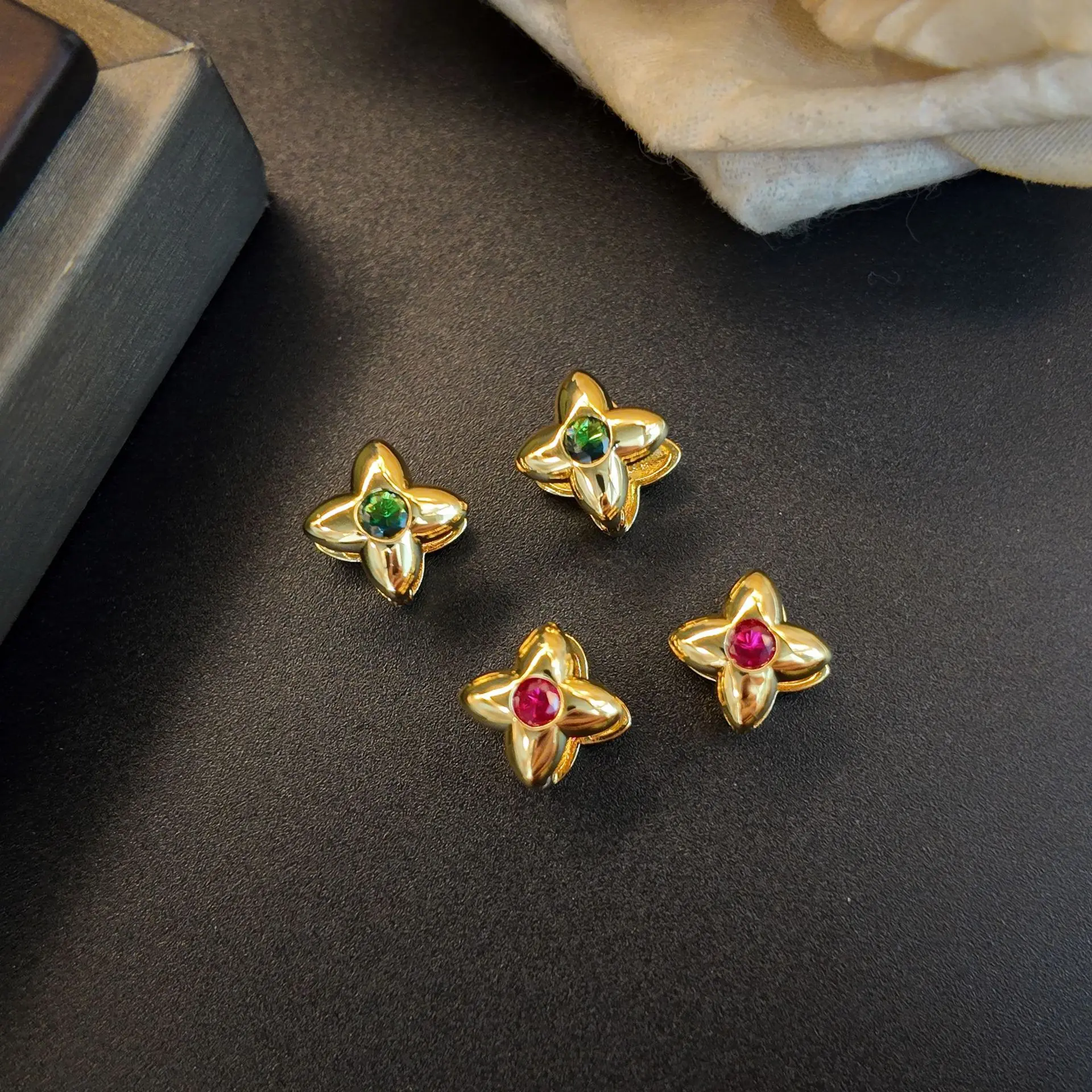 轻奢高级感四叶草铜镶锆红绿色耳扣女时尚通勤气质小巧饰品