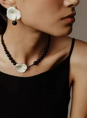 虎刺梅白珐琅黑色项链女小众设计新中式仿珍珠长项链时尚百搭项饰