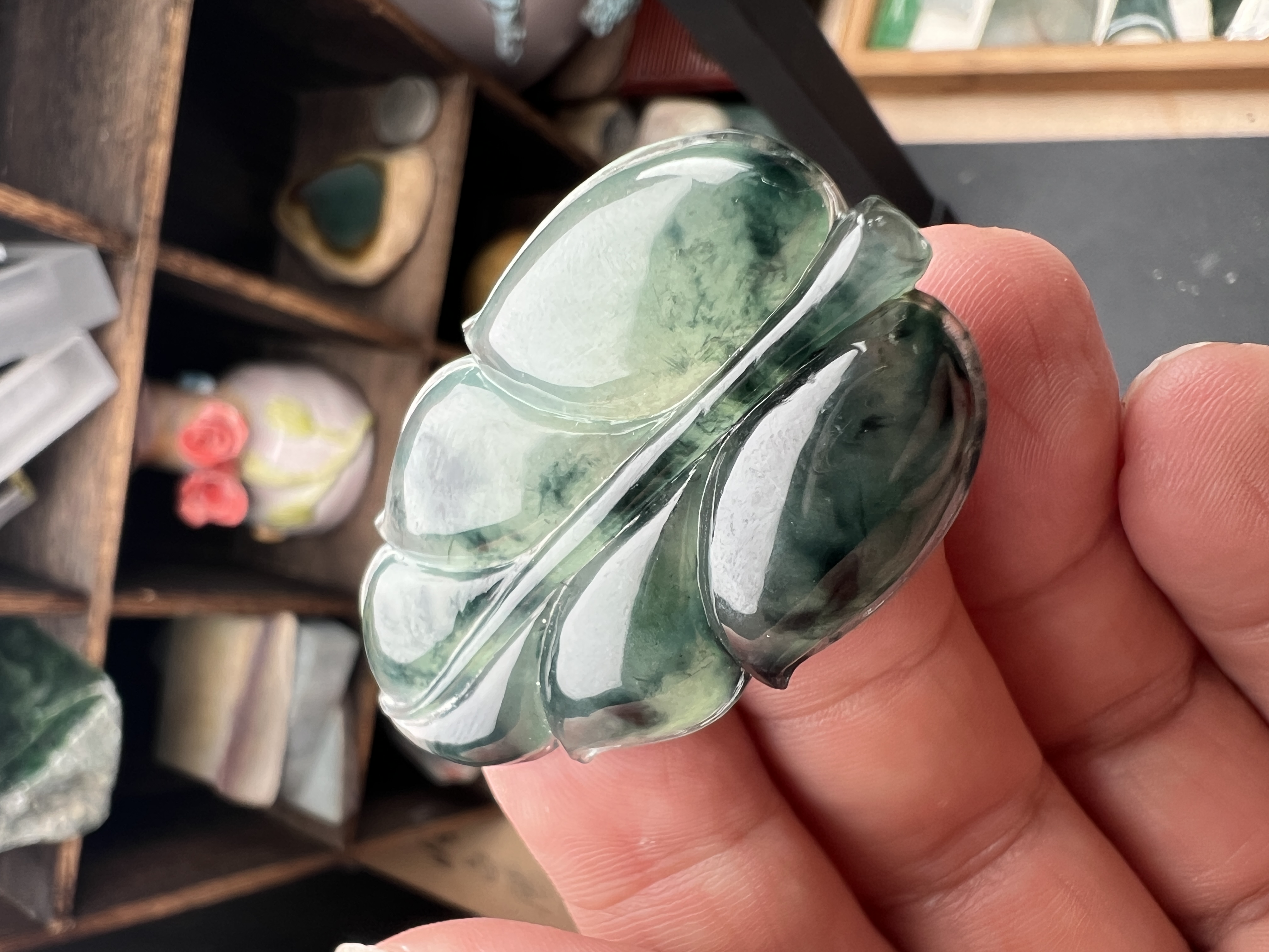 缅甸翡翠冰种飘黑蓝花