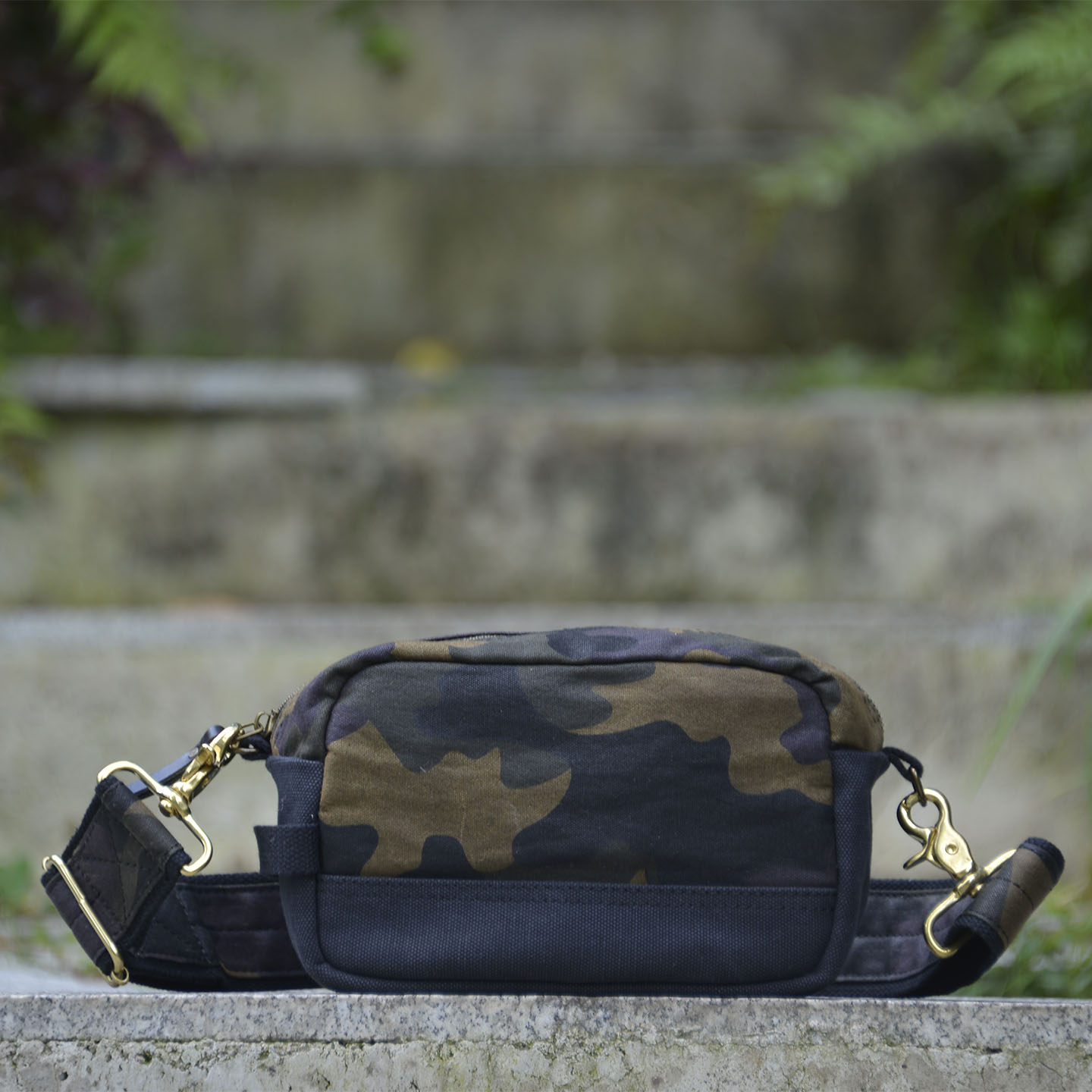 重磅厚硬帆布小方包 迷彩黑拼色斜挎手拿男女通用 uivy原创设计