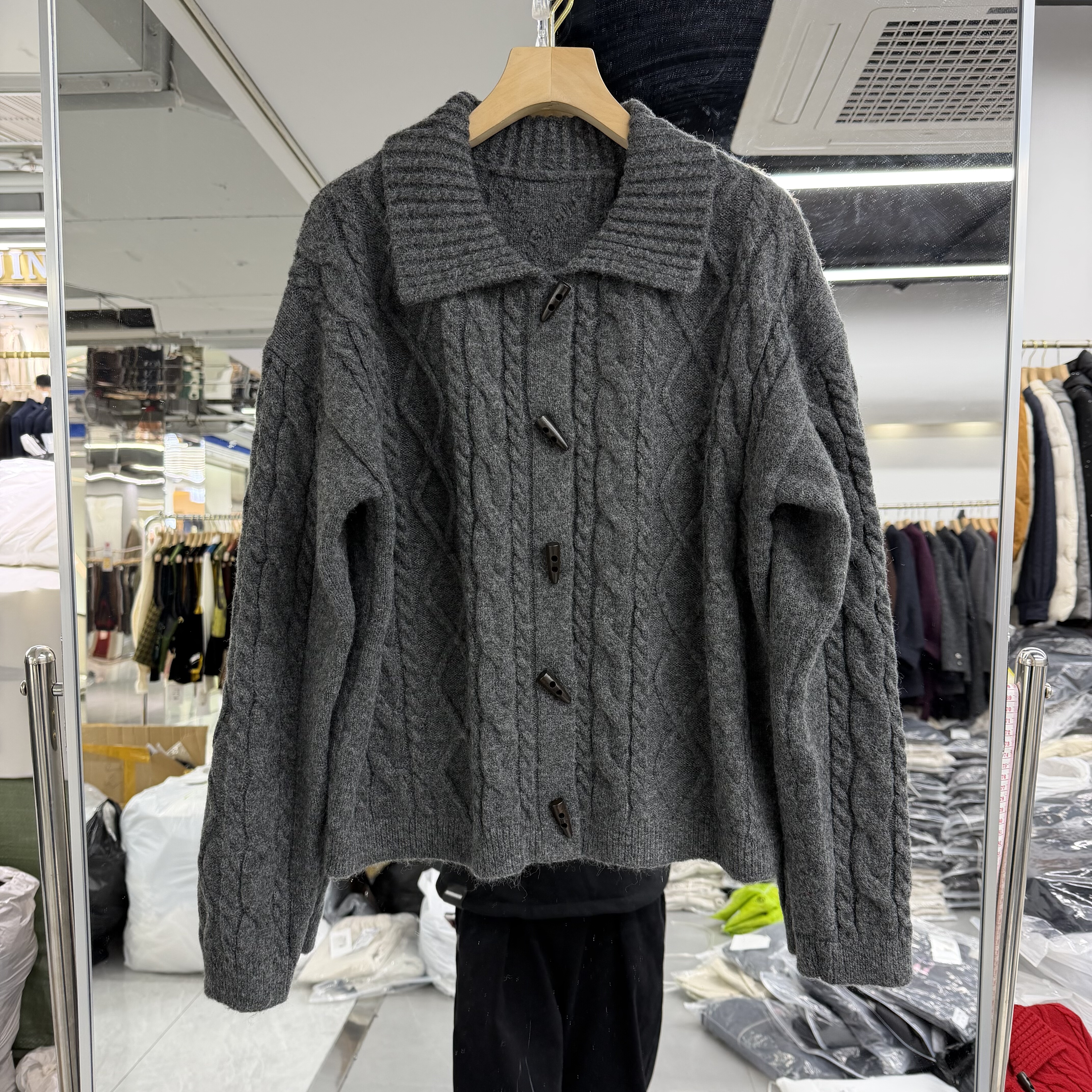 2025年冬装新款流行女装羊毛衫毛衣翻领套牛角扣开衫保暖显瘦洋气