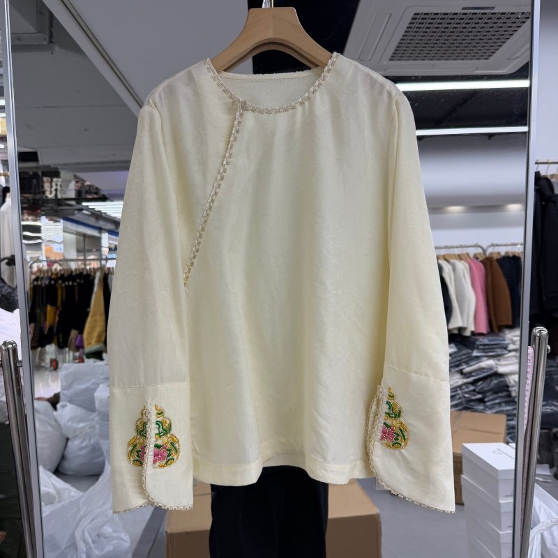 新中式女装上衣小衫2026年春装新款蕾丝花边装饰袖口葫芦钉珠装饰