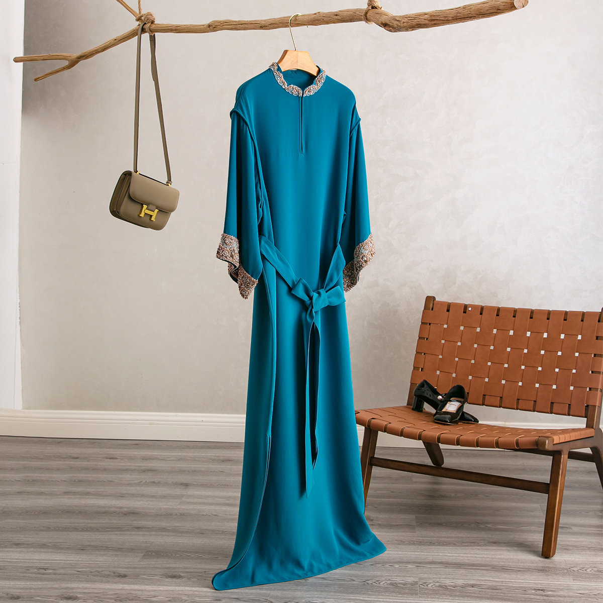 系腰带设计两侧开叉长款连衣裙