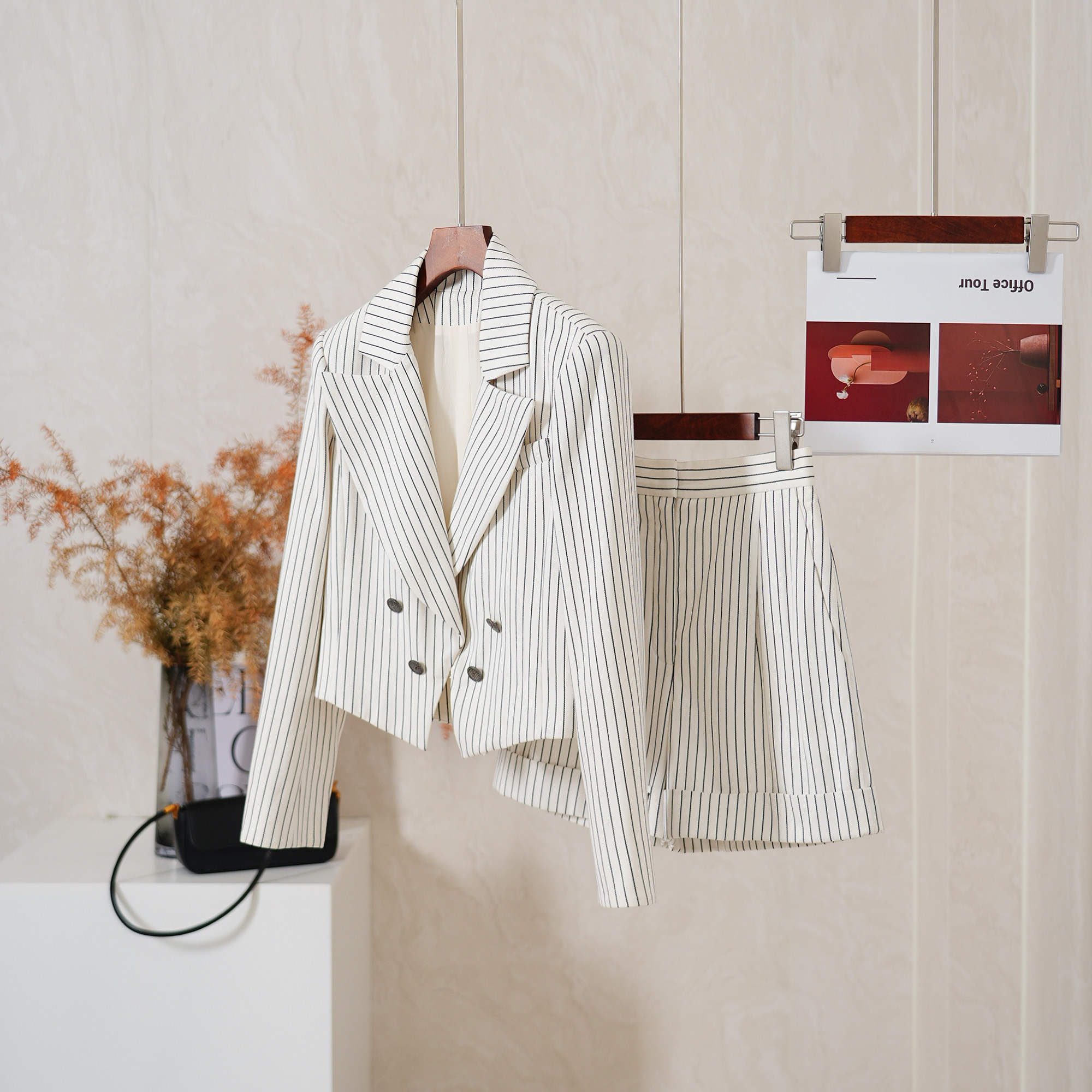 黑白条短款外套+高腰短裤套装