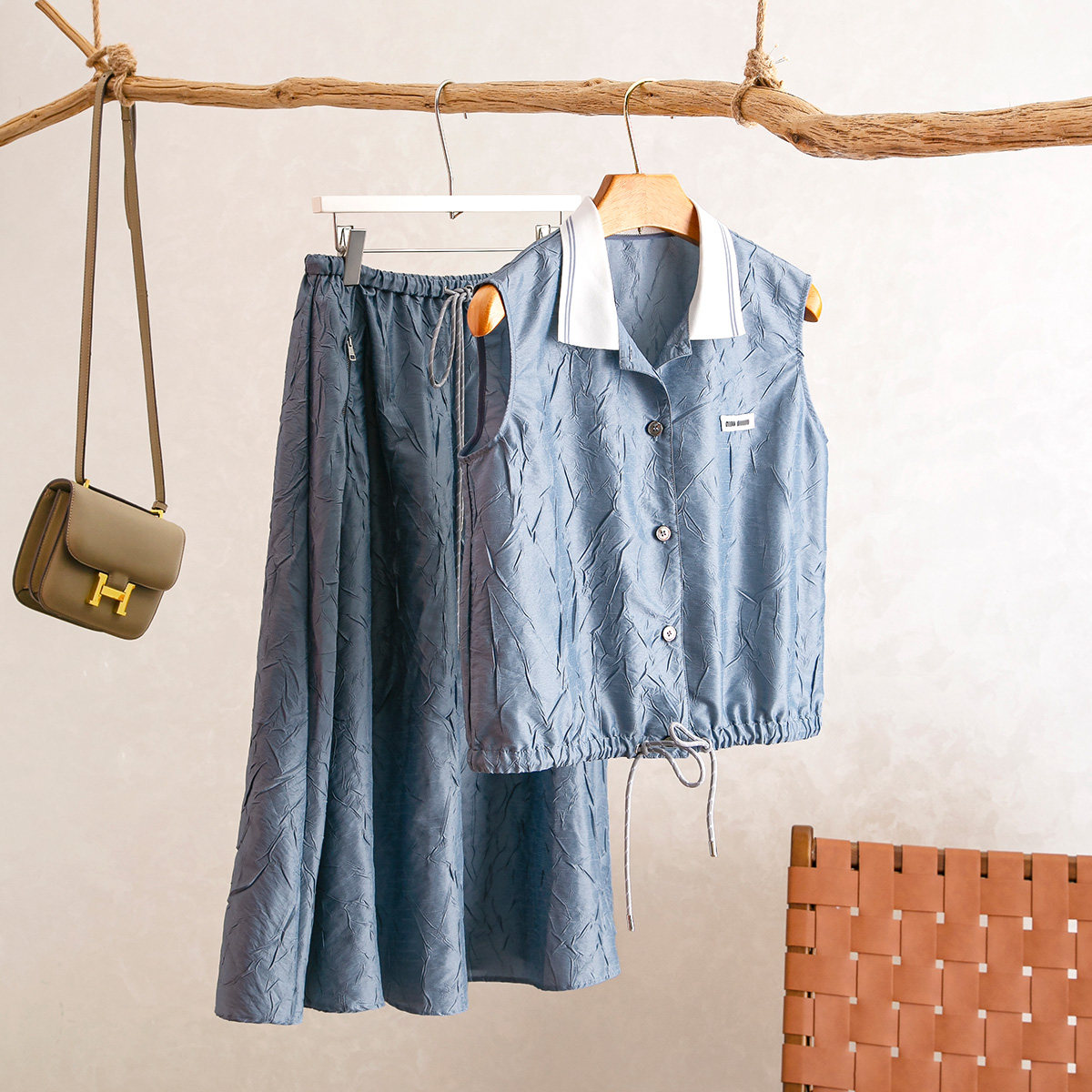 下摆抽绳无袖上衣+松紧腰半身裙