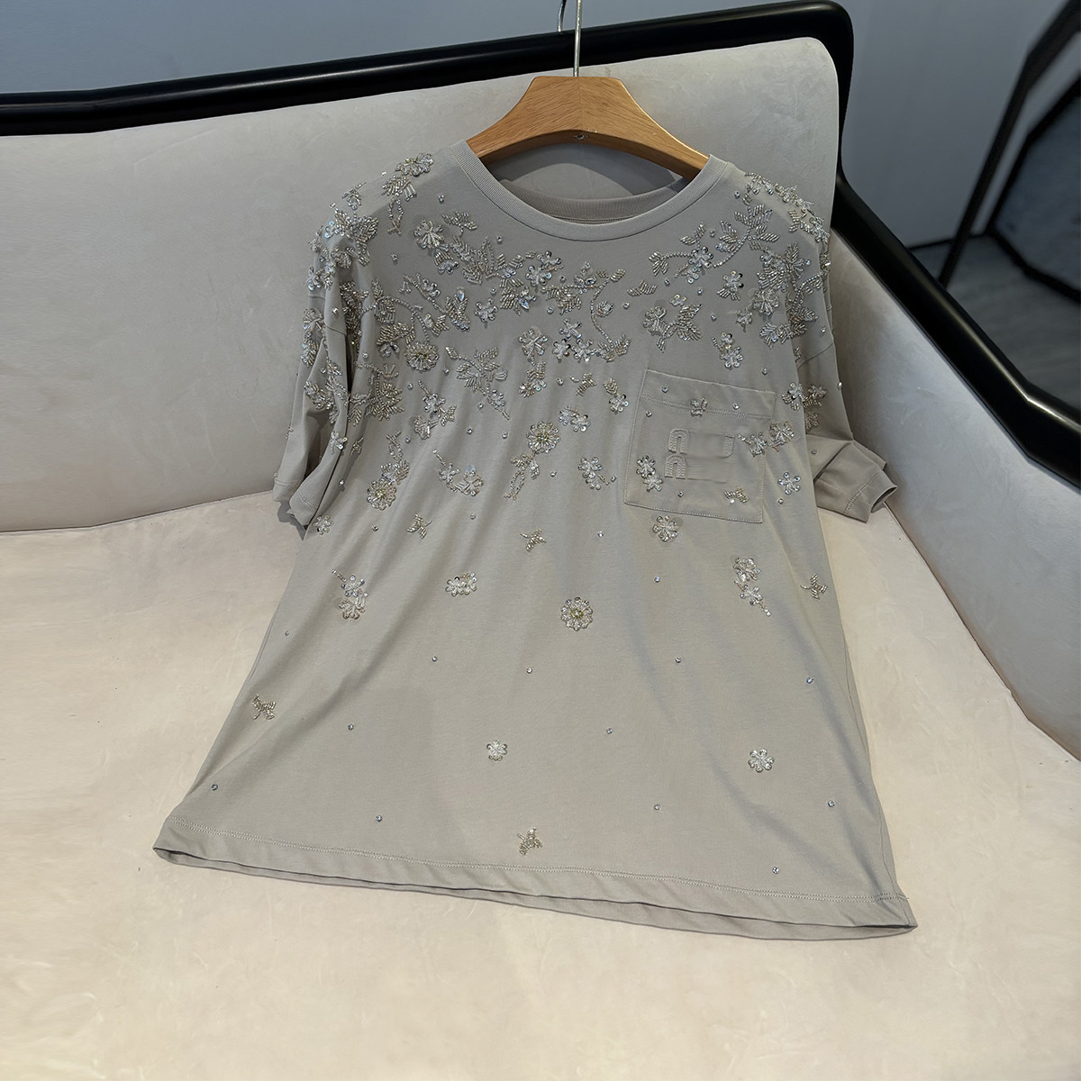 满身钉珠圆领松身显瘦百搭短袖