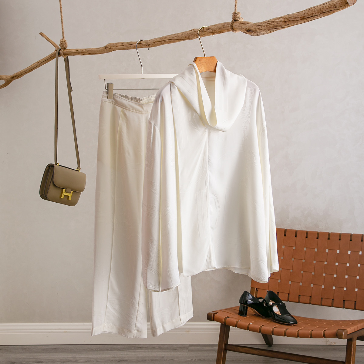 YongLeap柜品春夏新品重磅桑蚕丝提花飘带V领衬衫+松紧腰阔腿长裤