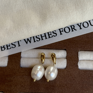 天然珍珠耳钉女金色水滴形高级感气质耳环精致耳坠S925银针耳环