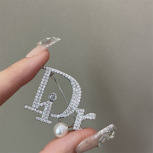 精致小巧D家字母胸针女高档微镶锆石胸花别针毛衣外套西装配饰品