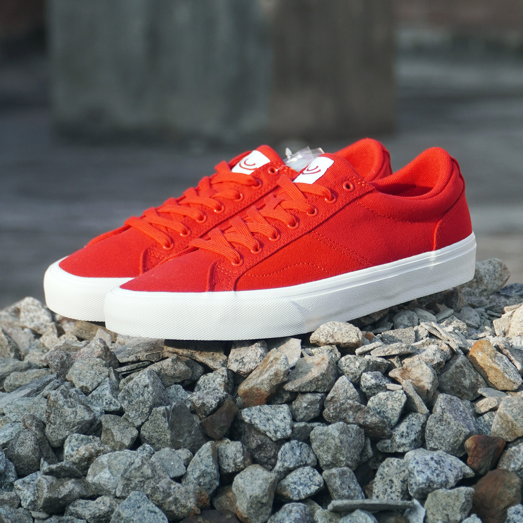 朋蛇专业滑板鞋拼接反毛皮帆布耐磨减震翻休闲街头低帮纯小白童鞋