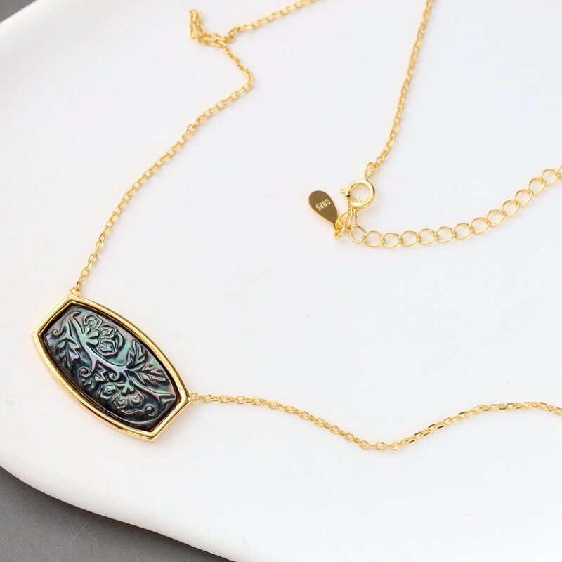 银宸首饰 镶天然黑贝雕件镀金吊坠配银项链时尚女士925纯银套链