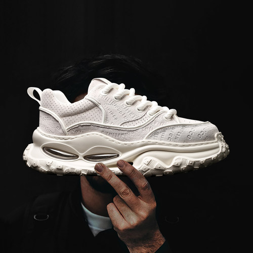 高级感复古白色休闲鞋