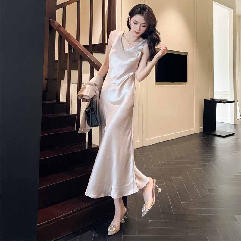 爆款进口三醋酸斜裁V领连衣裙 2025轻奢高级感百搭气质背心裙子