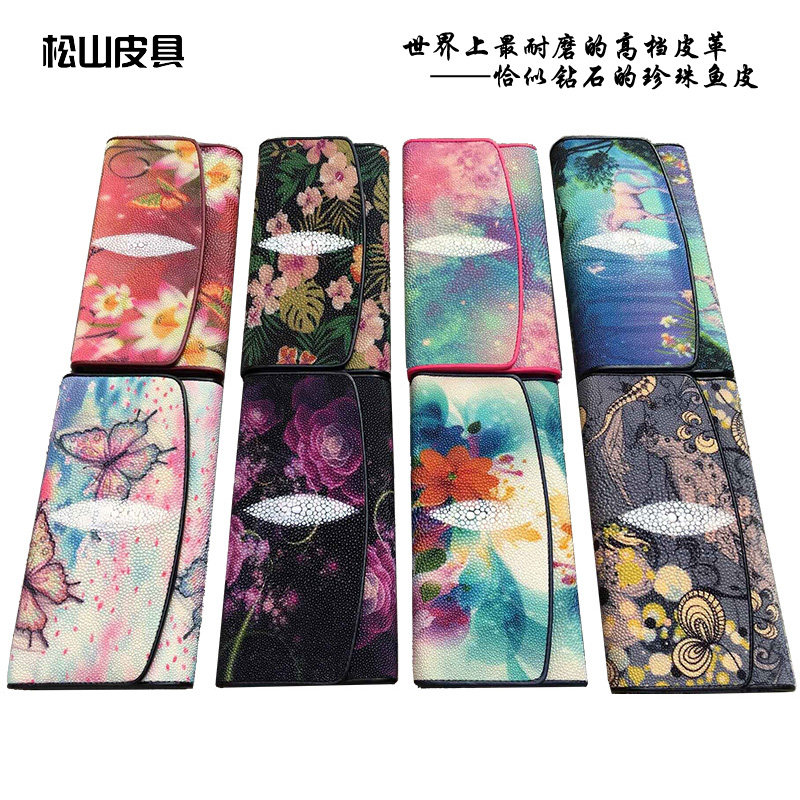 手拿包搭扣多卡位魔鬼鱼皮三折
