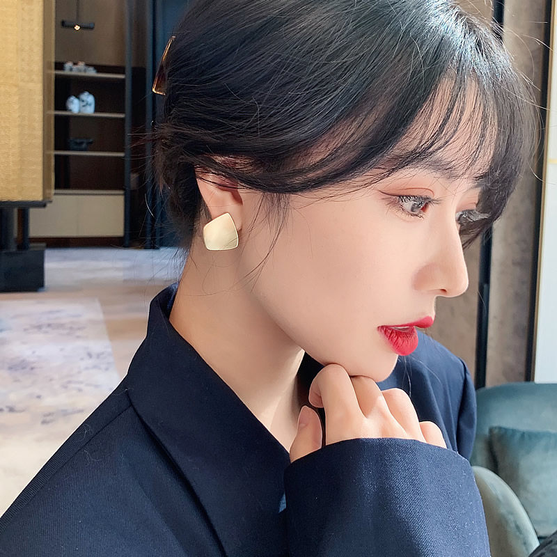돌보는 KOKO 복고풍 간단한 홍콩 스타일 서리로 덥은 사각형 귀걸이 기질 프랑스 빛 럭셔리 여성을위한 하이 엔드 귀걸이