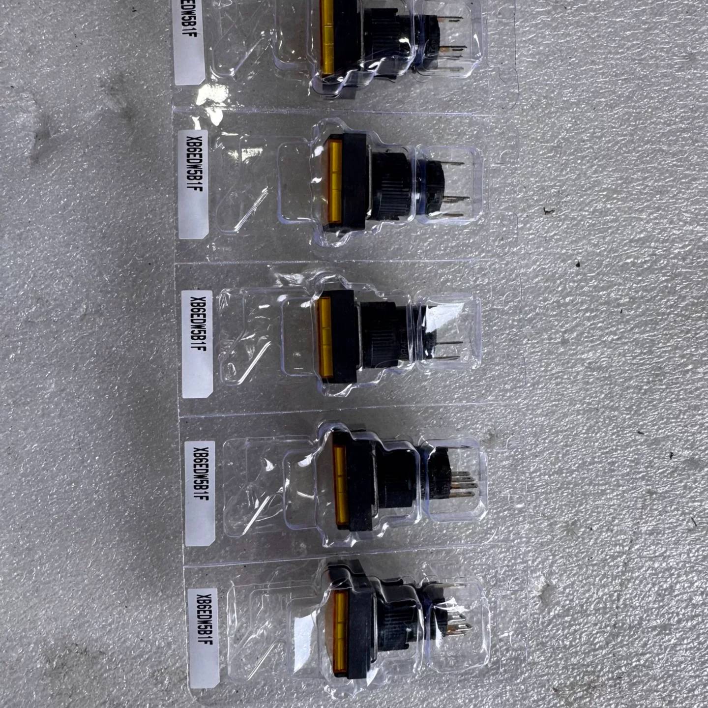 可议价XB6EDW5B1F,5个,要的老板联系我