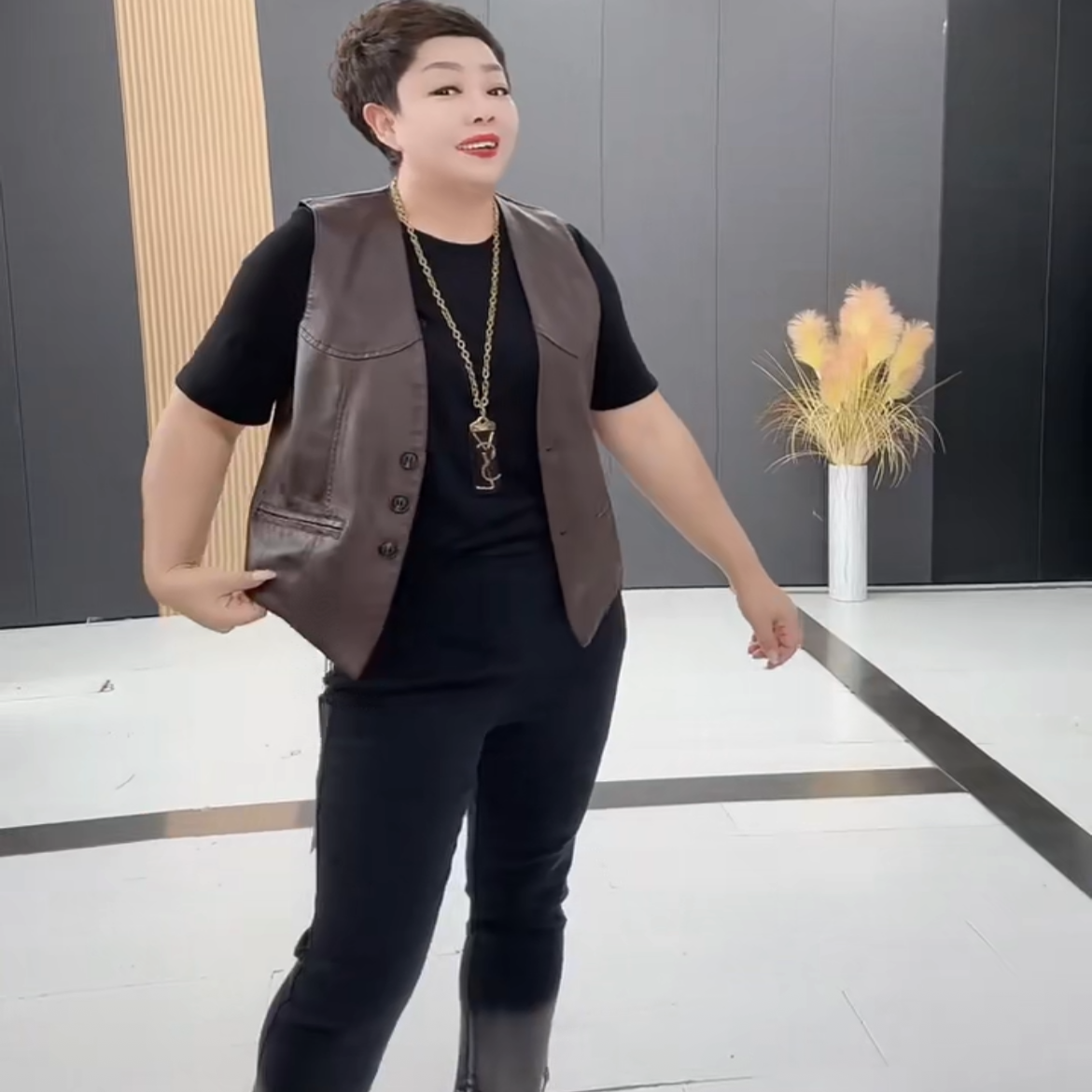 大码女装2025早秋新款韩版时尚简约加肥加大码洋气显瘦PU皮马甲女