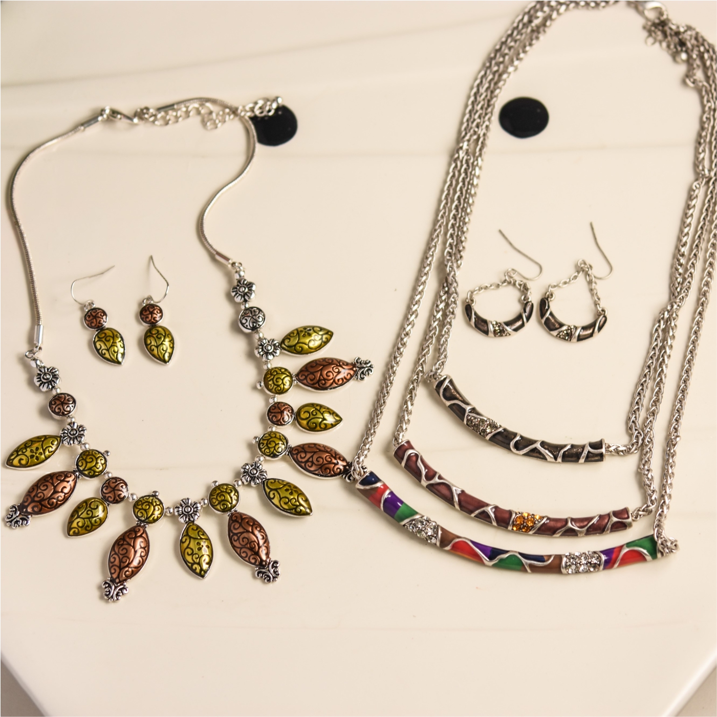 渭城朝雨浥轻尘，客舍青青柳色新。耳环项链套装时尚夸张