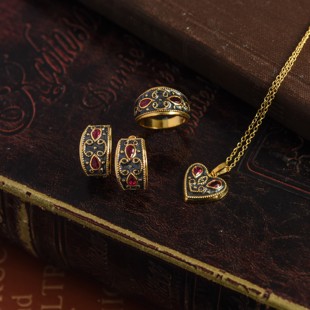 白雪关山远,黄云海戍迷。意大利珐琅莱茵石仿红宝石爱心项链耳环