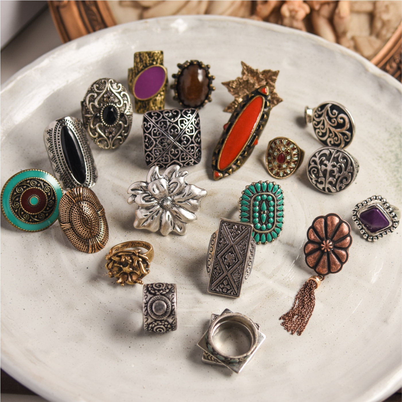 几多情，无处说，落花飞絮清明节。戒指指环