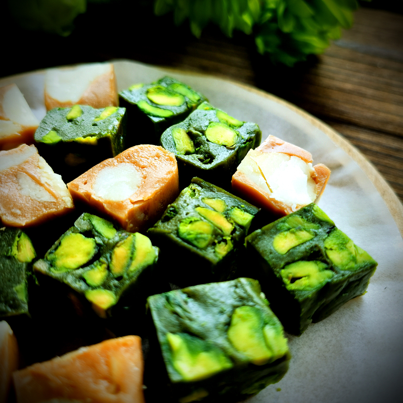 开心一口酥 抹茶开心果和海盐夏威夷果 冷藏口感更佳 小糖人可食~