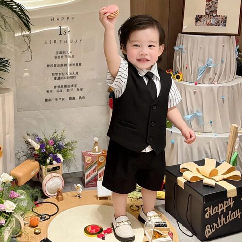 宝宝套装夏季2026新款帅气时髦西服四件套夏款男宝周岁生日礼服潮