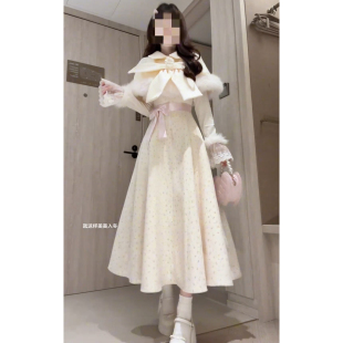 2026年新款甜美蝴蝶结毛边斗篷碎花连衣裙三件套秋冬款新年穿搭