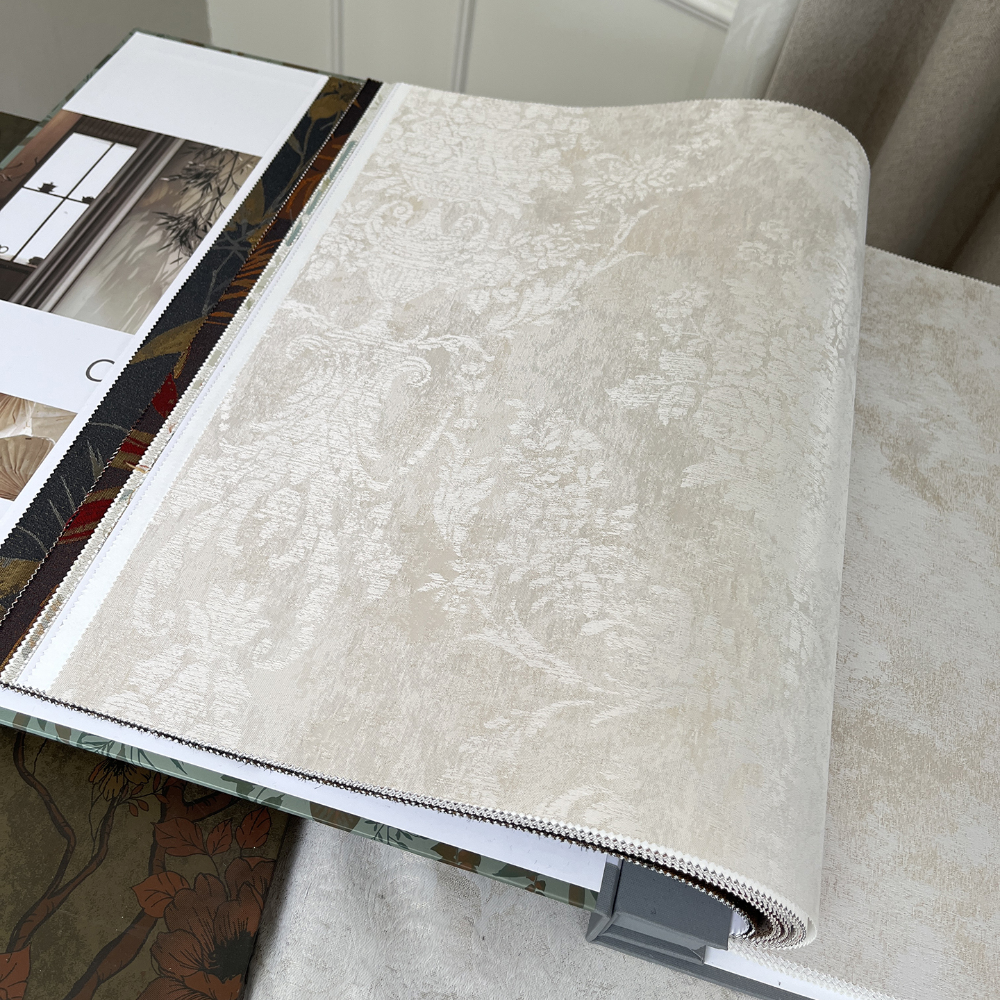 法式轻奢卡其色欧花无缝墙布全屋