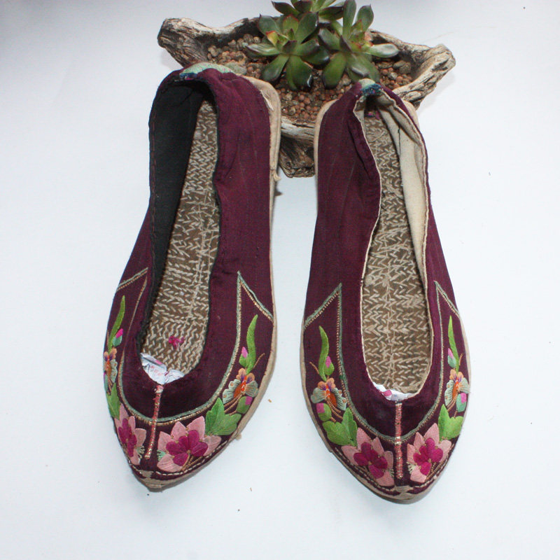 缎面绣花鞋翘头老绣鞋收藏原生态尖头布鞋民间老货单鞋35码直销
