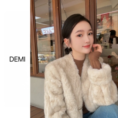 MISS RUILI 定制 秋冬新款短款牛角扣V领皮毛一体气质外套F1280