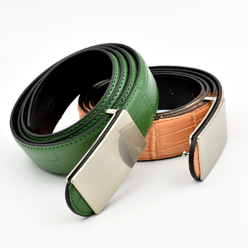 绿色年轻人牛仔裤平滑扣休闲皮带